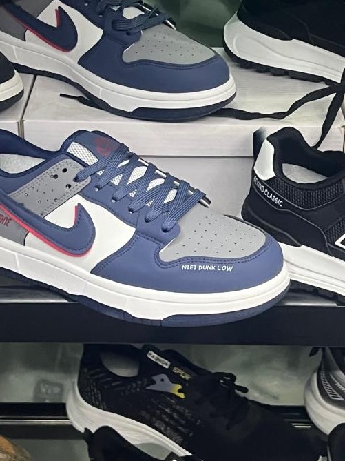 Basket retro bleu marine et gris