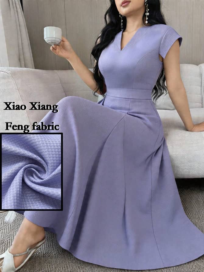 Robe longue évasée lilas à col en V, en tissu texturé « Xiao Xiang Feng »
