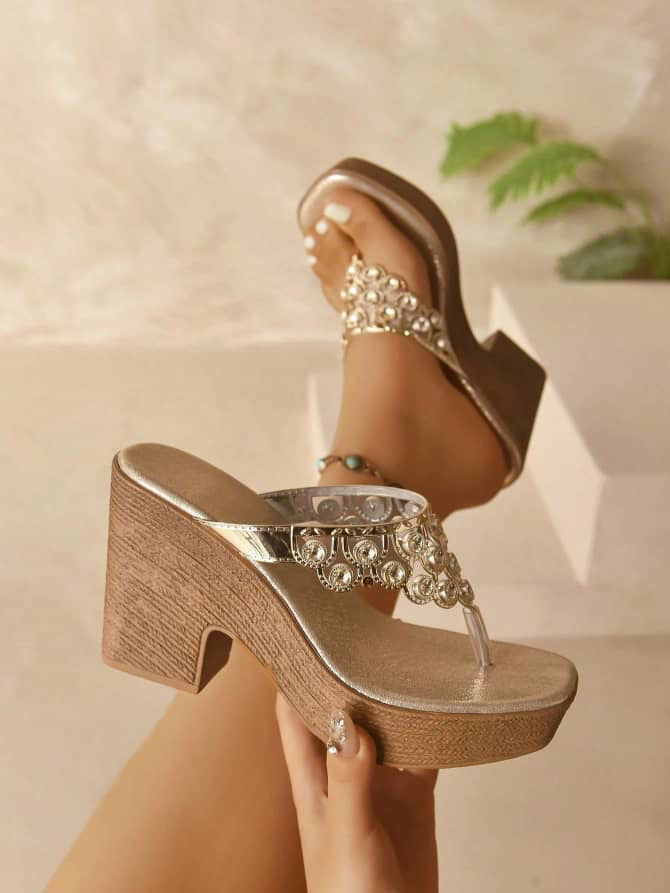 Mules tongs compensées dorées à strass, semelle effet bois