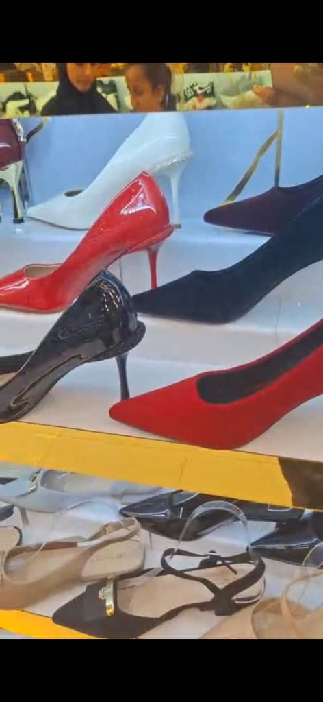 Vitrine de boutique : escarpins à talon aiguille en plusieurs coloris