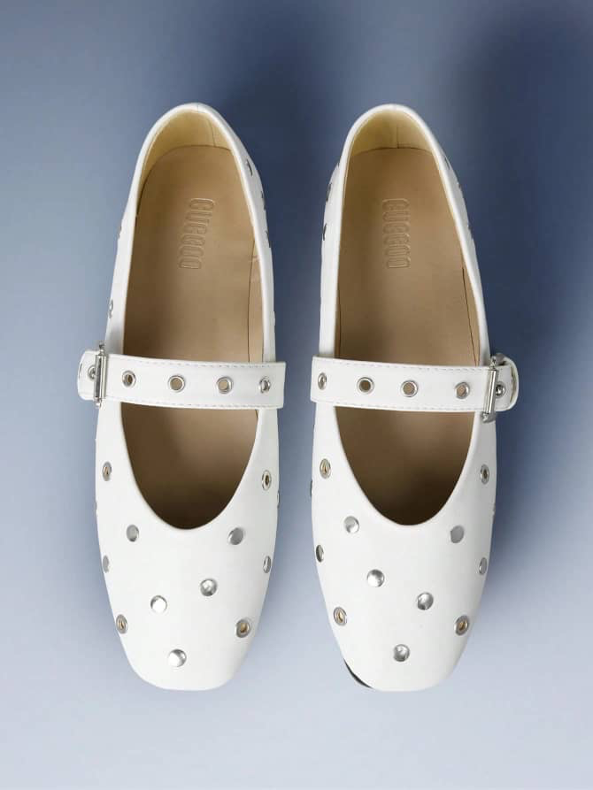 Ballerines Mary Jane blanches à œillets métalliques