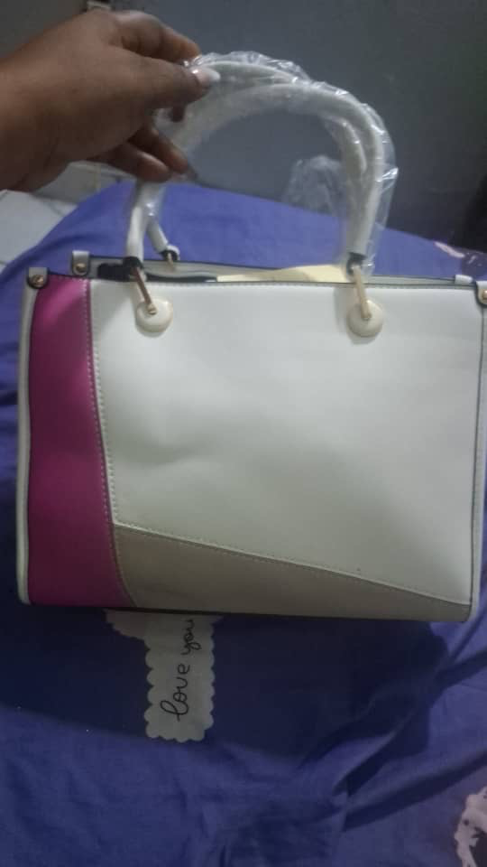Sac à main structuré blanc, rose fuchsia et beige, en colorblock