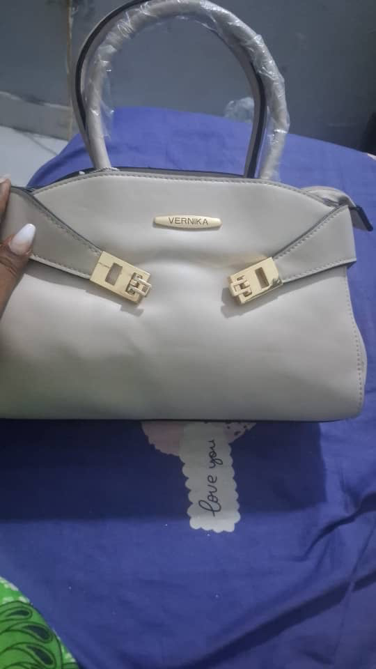 Sac à main beige « Vernika » à fermoirs dorés