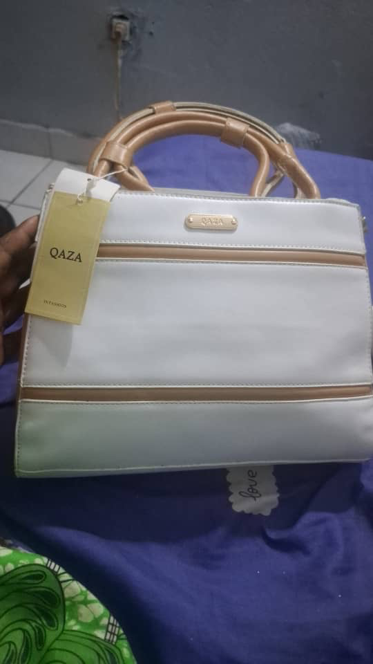 Sac à main blanc cassé « Qaza » à bandes caramel