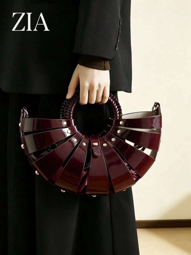Sac à main demi-lune bordeaux verni en lamelles, style coquillage