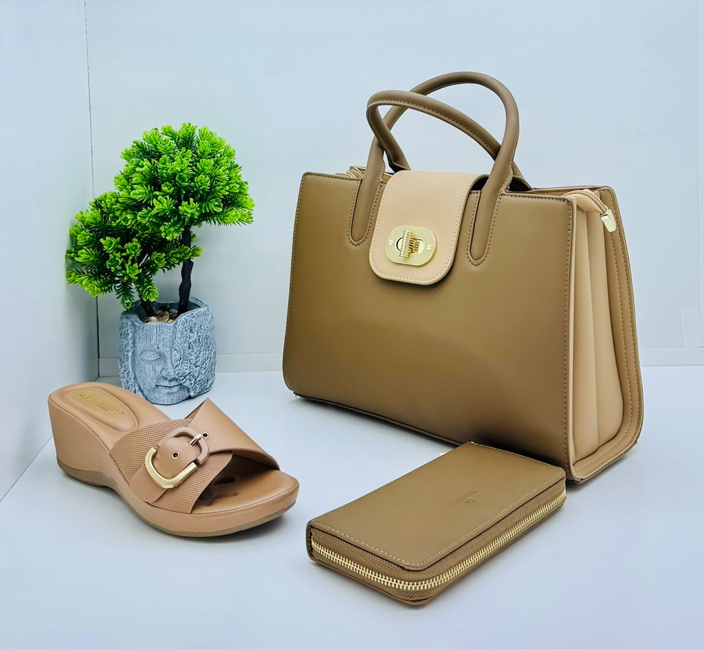Ensemble camel : sac cabas à rabat, mule compensée et portefeuille assortis