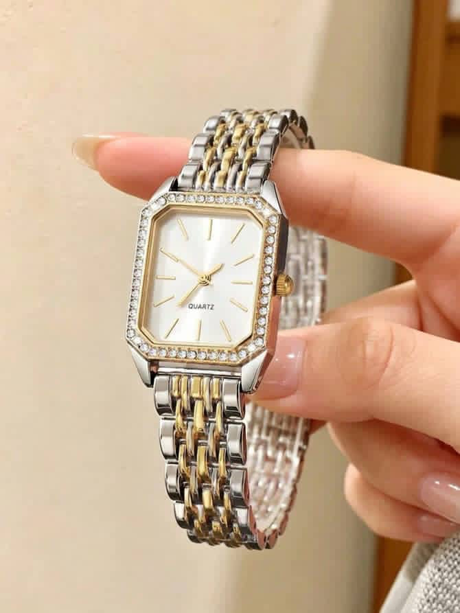Montre femme bicolore argent et or, boîtier rectangulaire serti de strass