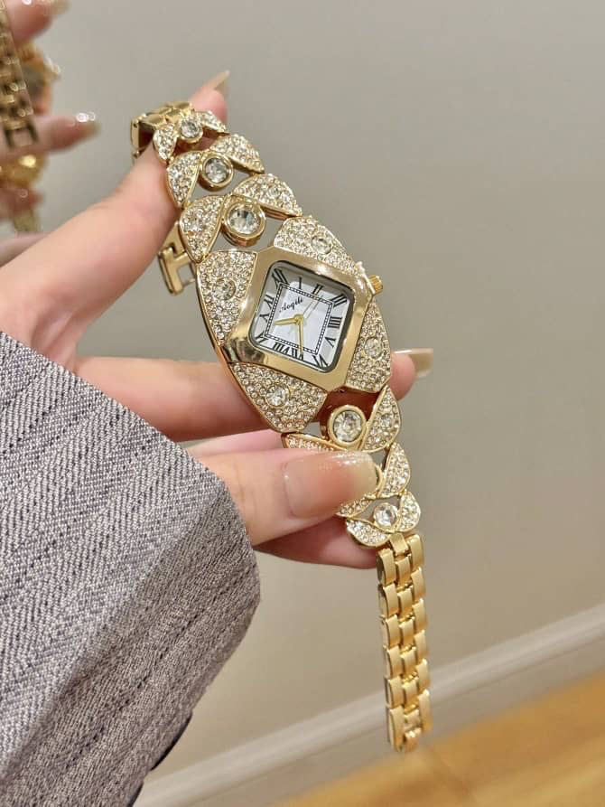 Montre femme dorée à boîtier carré entouré de pétales en strass