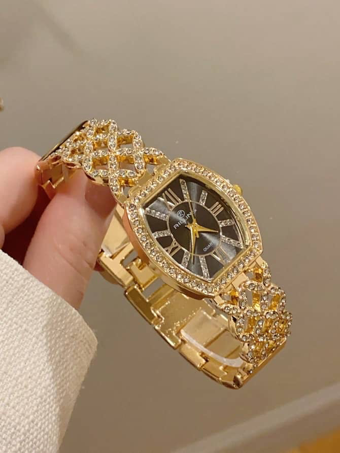 Montre femme dorée « Rilint » à cadran noir, boîtier tonneau et bracelet ajouré serti de strass