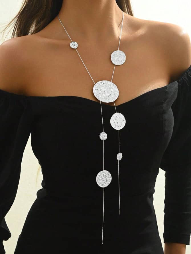 Collier long en Y argenté à médaillons martelés