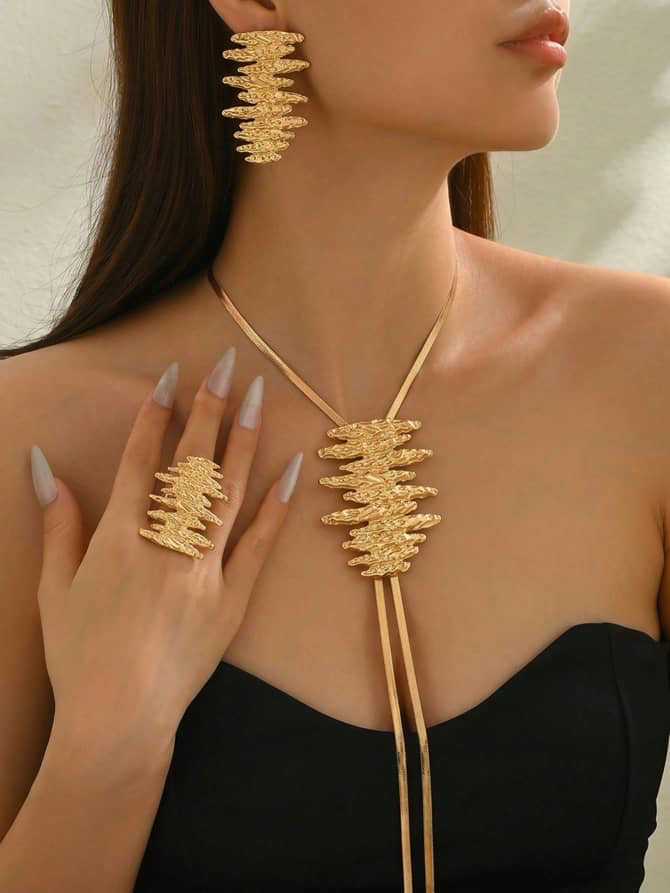 Parure dorée en métal martelé : collier lariat, boucles d’oreilles et bague