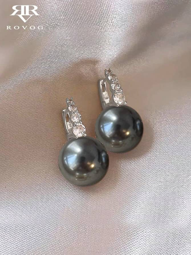 Boucles d’oreilles « Rovog » à perle grise et zircons, style dormeuses