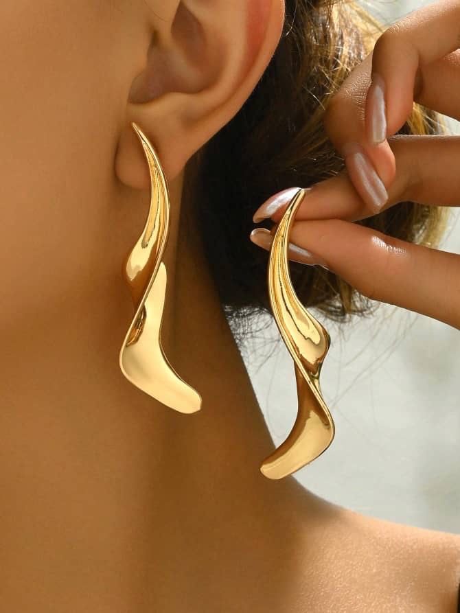 Boucles d’oreilles pendantes dorées en forme de vague torsadée