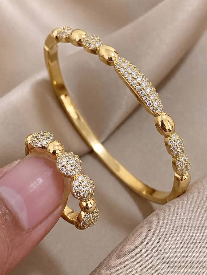 Parure dorée : bracelet jonc rigide et bague assortie, ornés de zircons