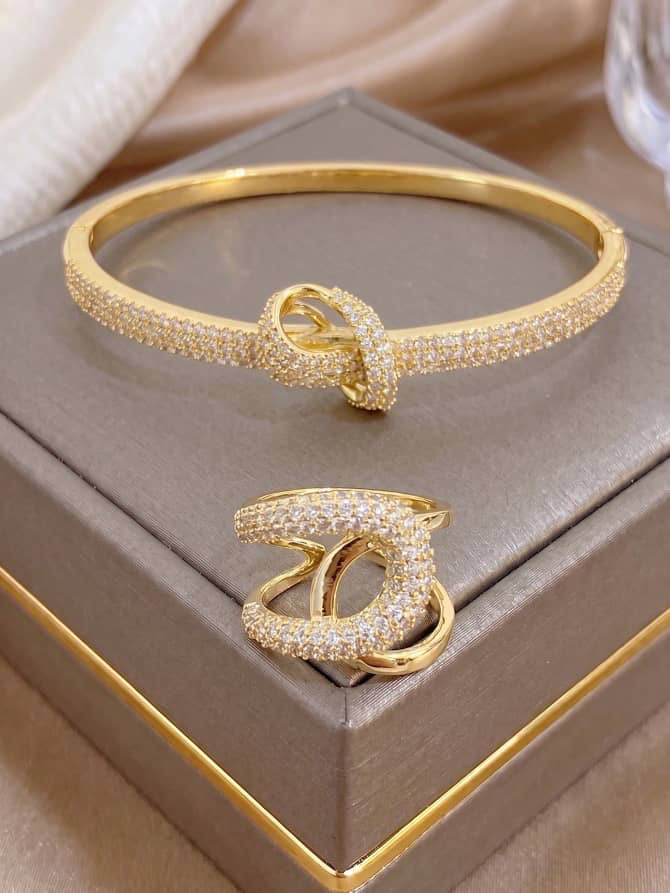 Parure dorée : bracelet jonc à nœud et bague assortie, pavés de zircons