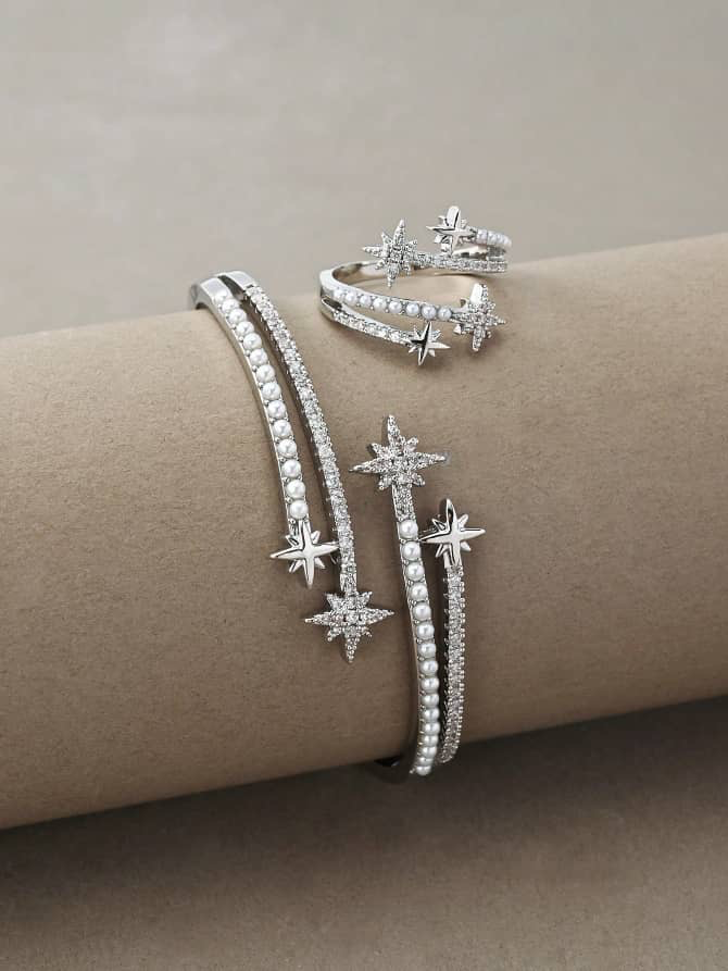 Parure argentée : bracelet jonc ouvert et bague assortie, étoiles filantes en perles et zircons